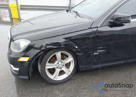 2013 Mercedes-Benz C 250 z USA, uszkodzony, nr VIN WDDGJ4HB0DF992139